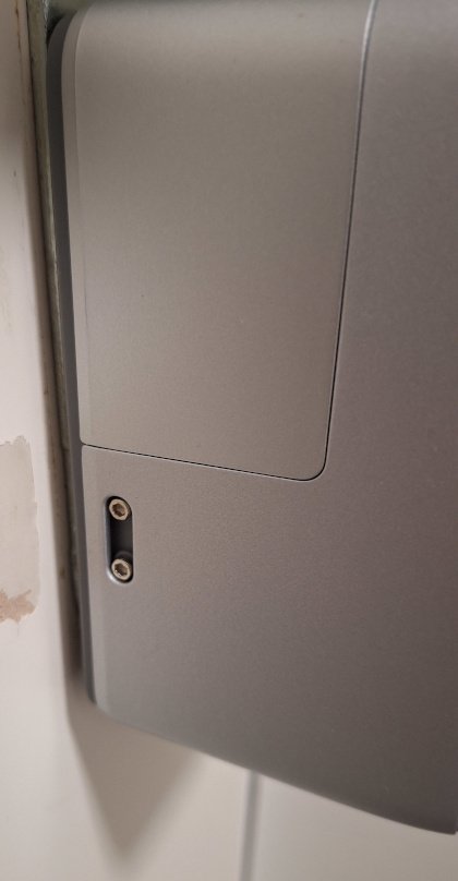 Die winzigen Befestigungsschrauben des SwitchBot Lock Pro